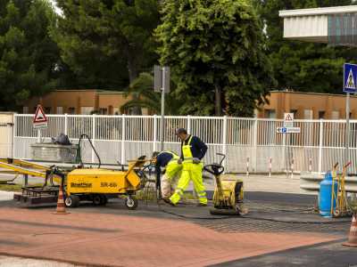 All'ombra delle grandi aziende alcuni operai si occupano della manutenzione della strada: qui la viabilit� � un grosso problema (foto di Gennaro Gargiulo)